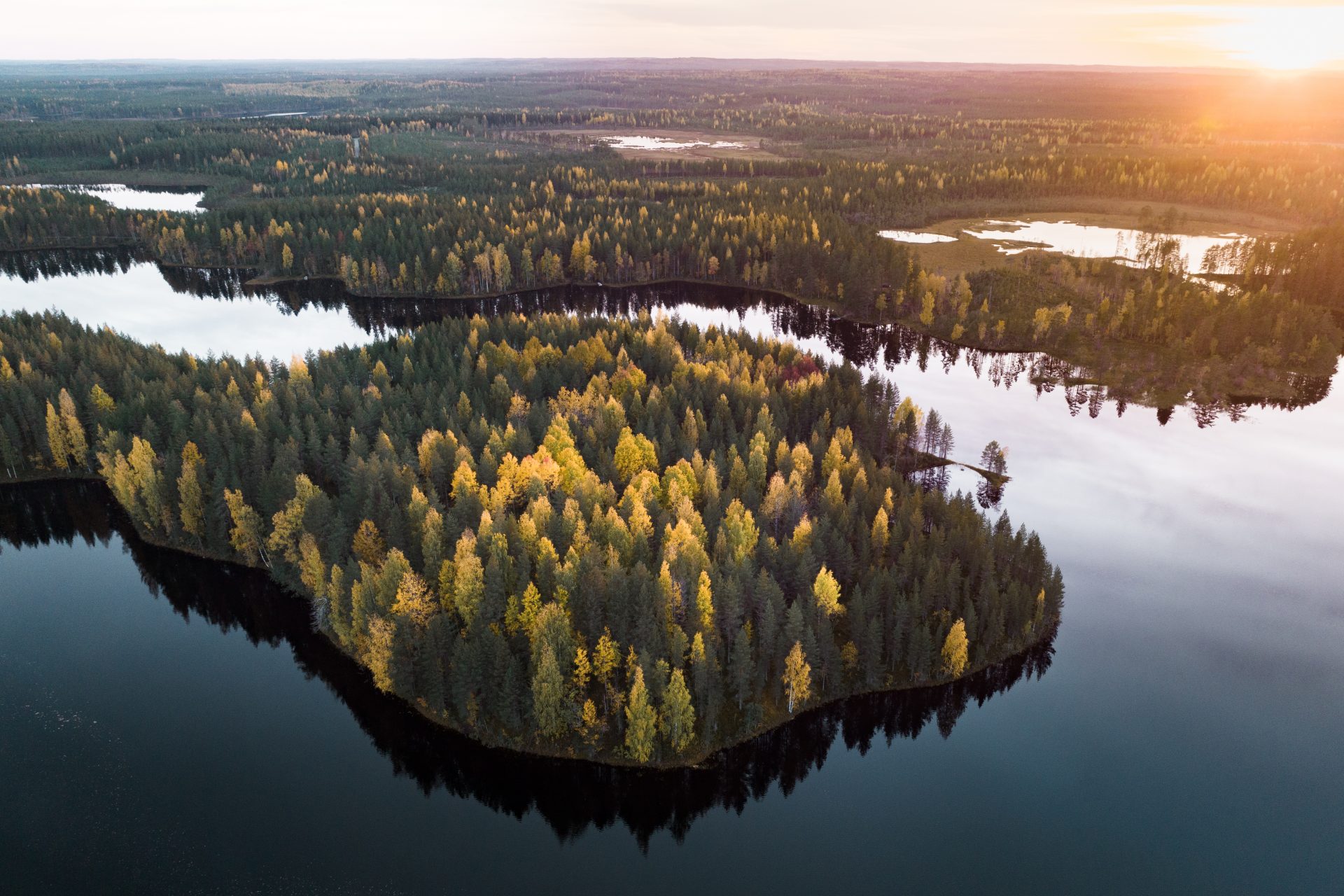 Syksyinen järvimaisema Petkeljärvellä