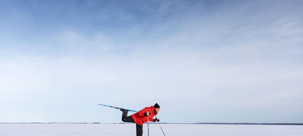 VK mies hiihtaa pielisella kolilla