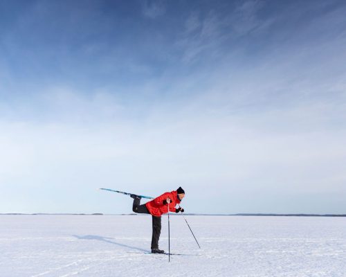 https://dmo.visitkarelia.fi/files/visitkarelia_harri-tarvainen_winter_skiing_yoga.jpg