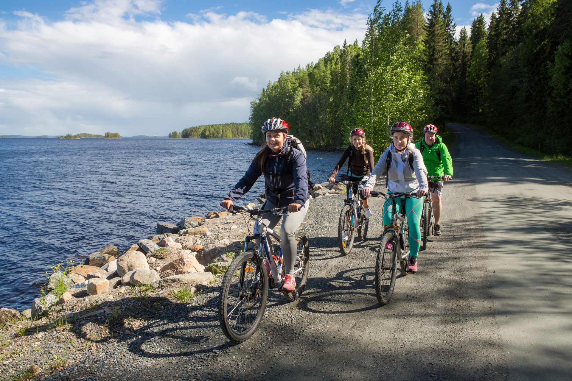 Pyöräilijät Saimaalla